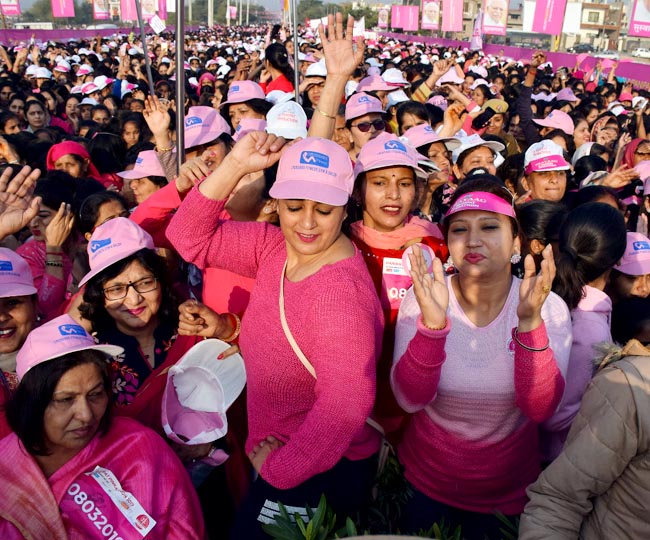 International Women's Day पर दौड़ा ये शहर, पिंक मैराथन की तस्वीरों में